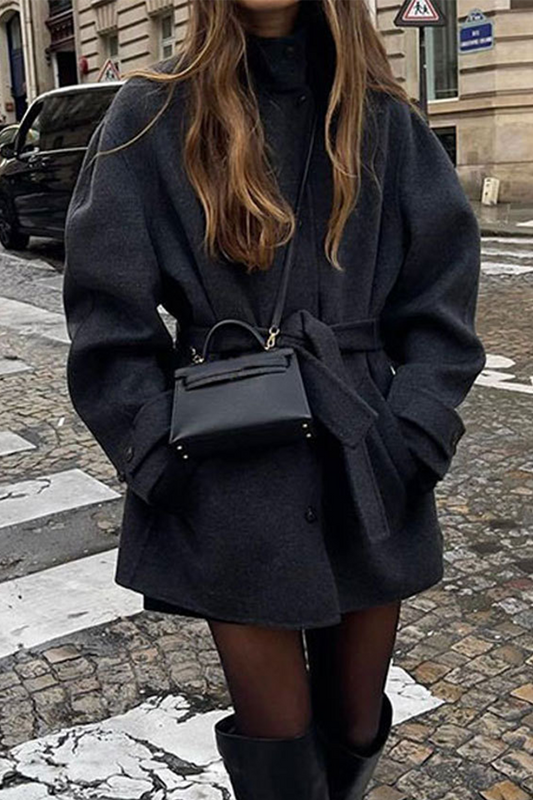 Prenda exterior informal de color sólido con cordones y botones, cuello mandarín grueso