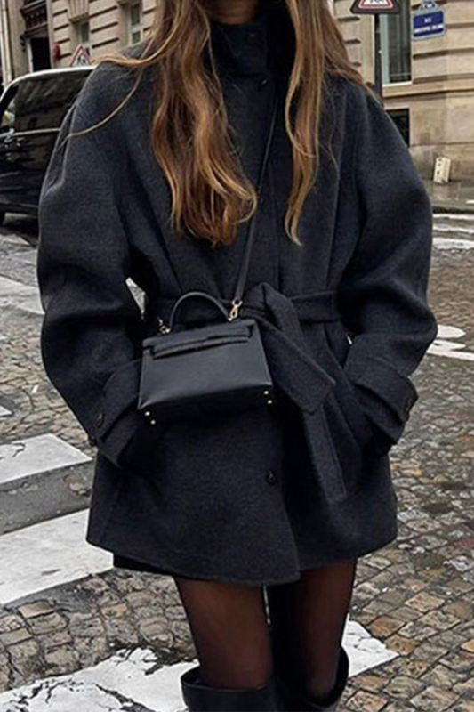 Prenda exterior informal de color sólido con cordones y botones, cuello mandarín grueso
