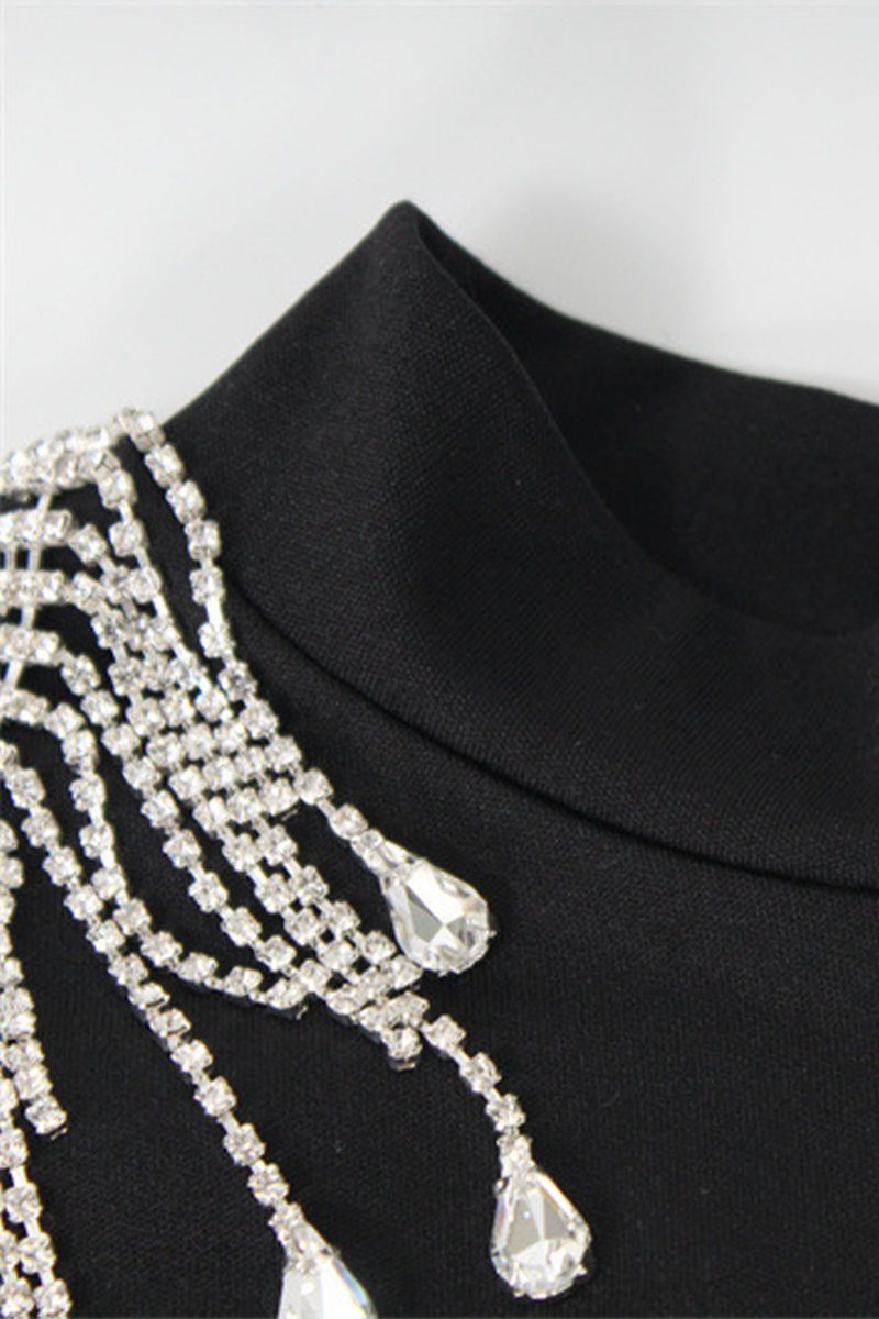 Elegante vestido de cuello alto con abertura y flecos de diamantes de imitación