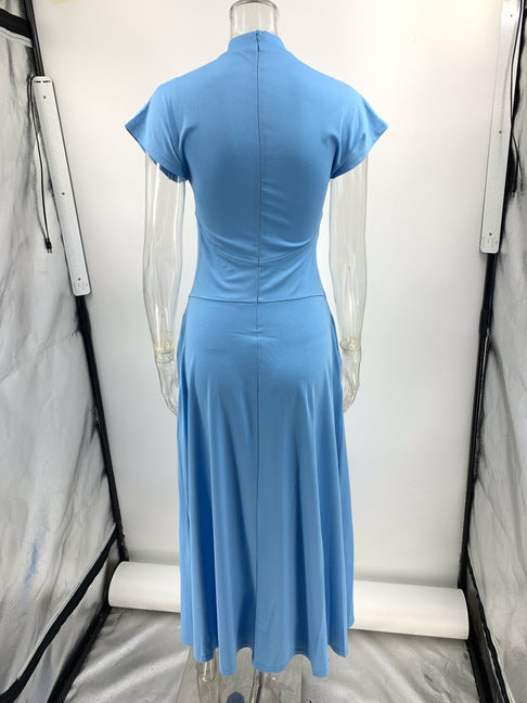 Elegante vestido largo de cuello alto con cremallera y abertura en el bolsillo