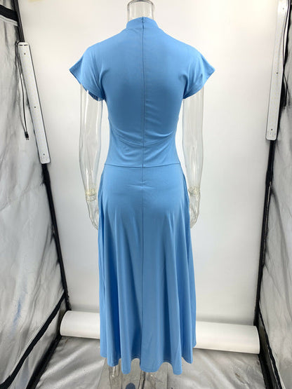 Elegante vestido largo de cuello alto con cremallera y abertura en el bolsillo