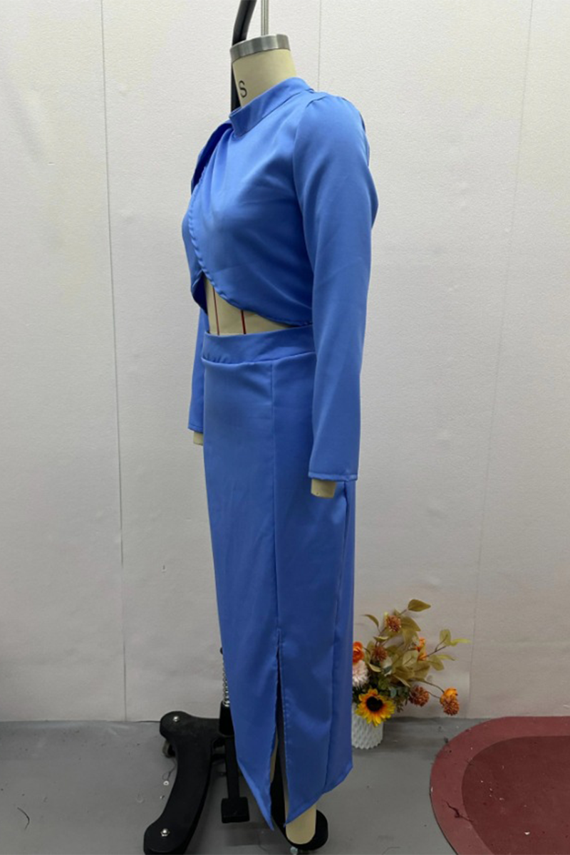 Elegante vestido de calle con abertura fruncida, cuello alto y manga larga, dos piezas