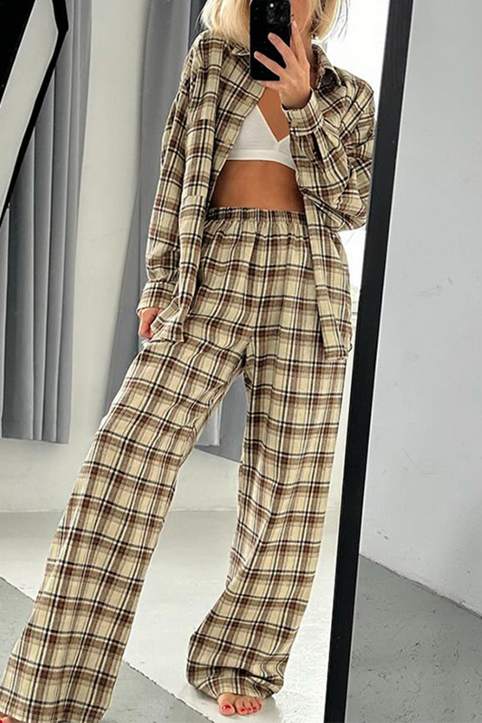 Conjunto informal de dos piezas con cuello vuelto, manga larga y botones a cuadros en contraste