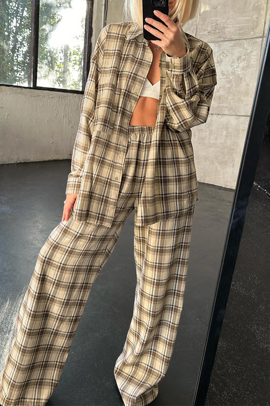 Conjunto informal de dos piezas con cuello vuelto, manga larga y botones a cuadros en contraste