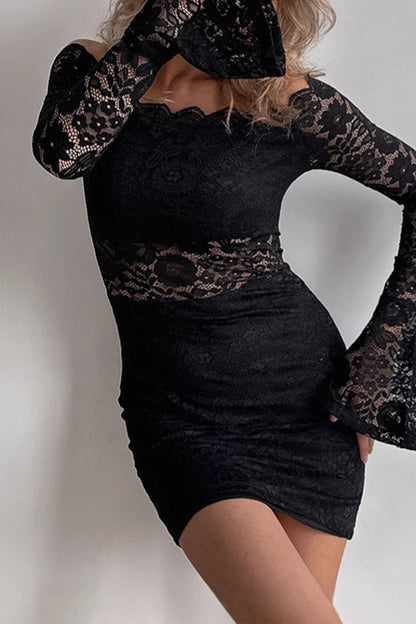 Vestido sexy de encaje con hombros descubiertos y aberturas.