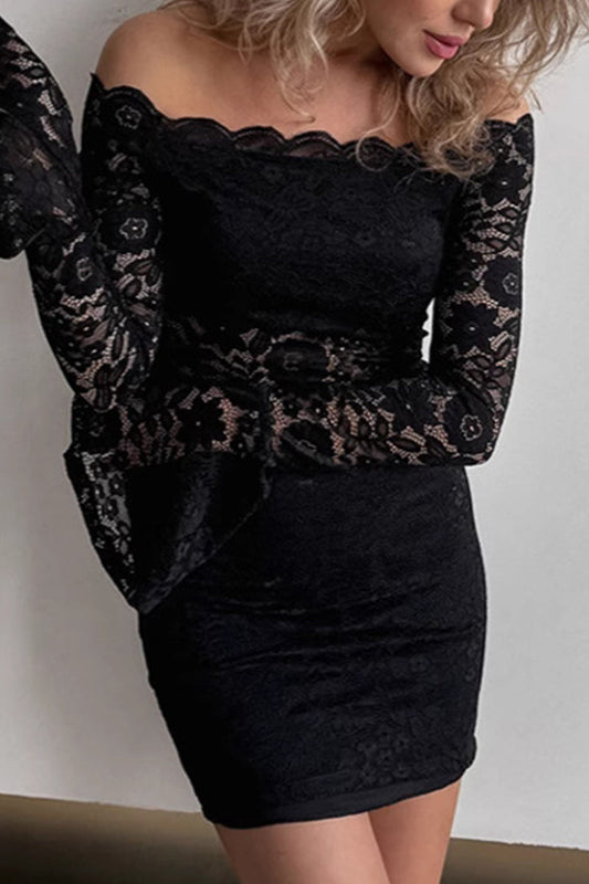 Vestido sexy de encaje con hombros descubiertos y aberturas.