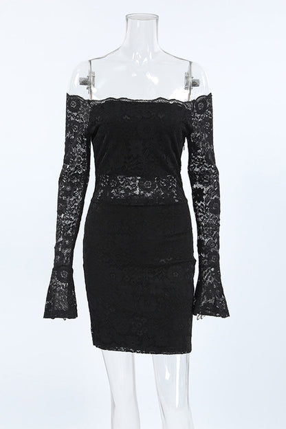 Vestido sexy de encaje con hombros descubiertos y aberturas.
