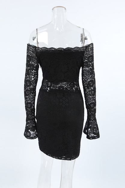 Vestido sexy de encaje con hombros descubiertos y aberturas.