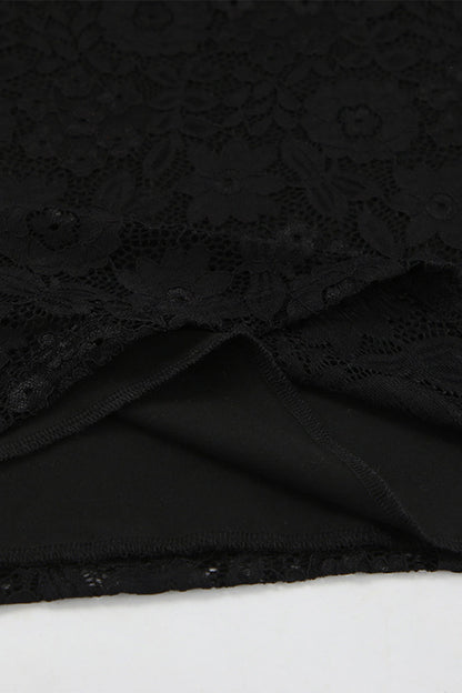 Vestido sexy de encaje con hombros descubiertos y aberturas.