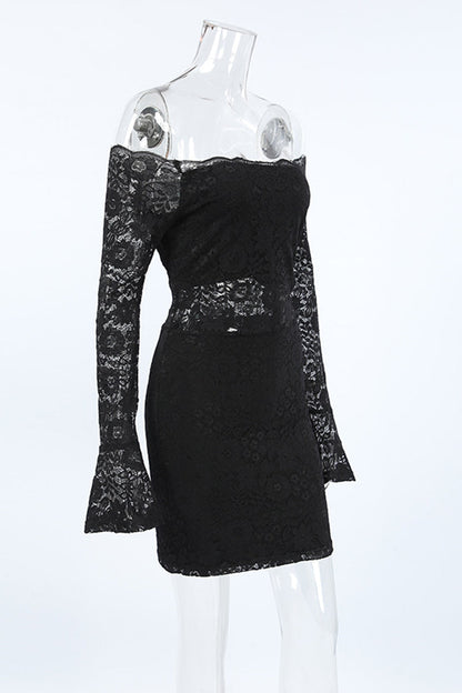 Vestido sexy de encaje con hombros descubiertos y aberturas.