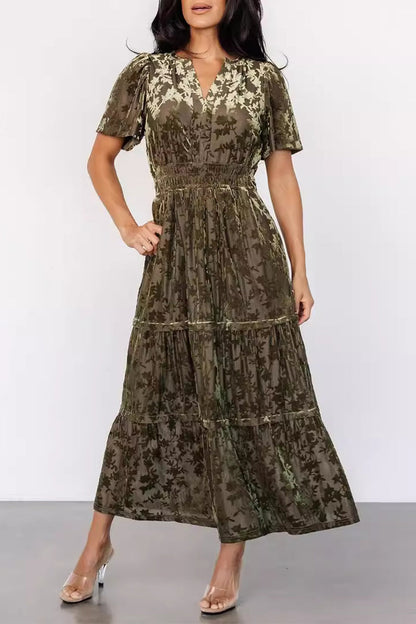 Elegante vestido de línea A con escote en V, textura de volantes y bolsillos con flores