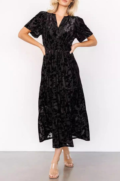 Elegante vestido de línea A con escote en V, textura de volantes y bolsillos con flores