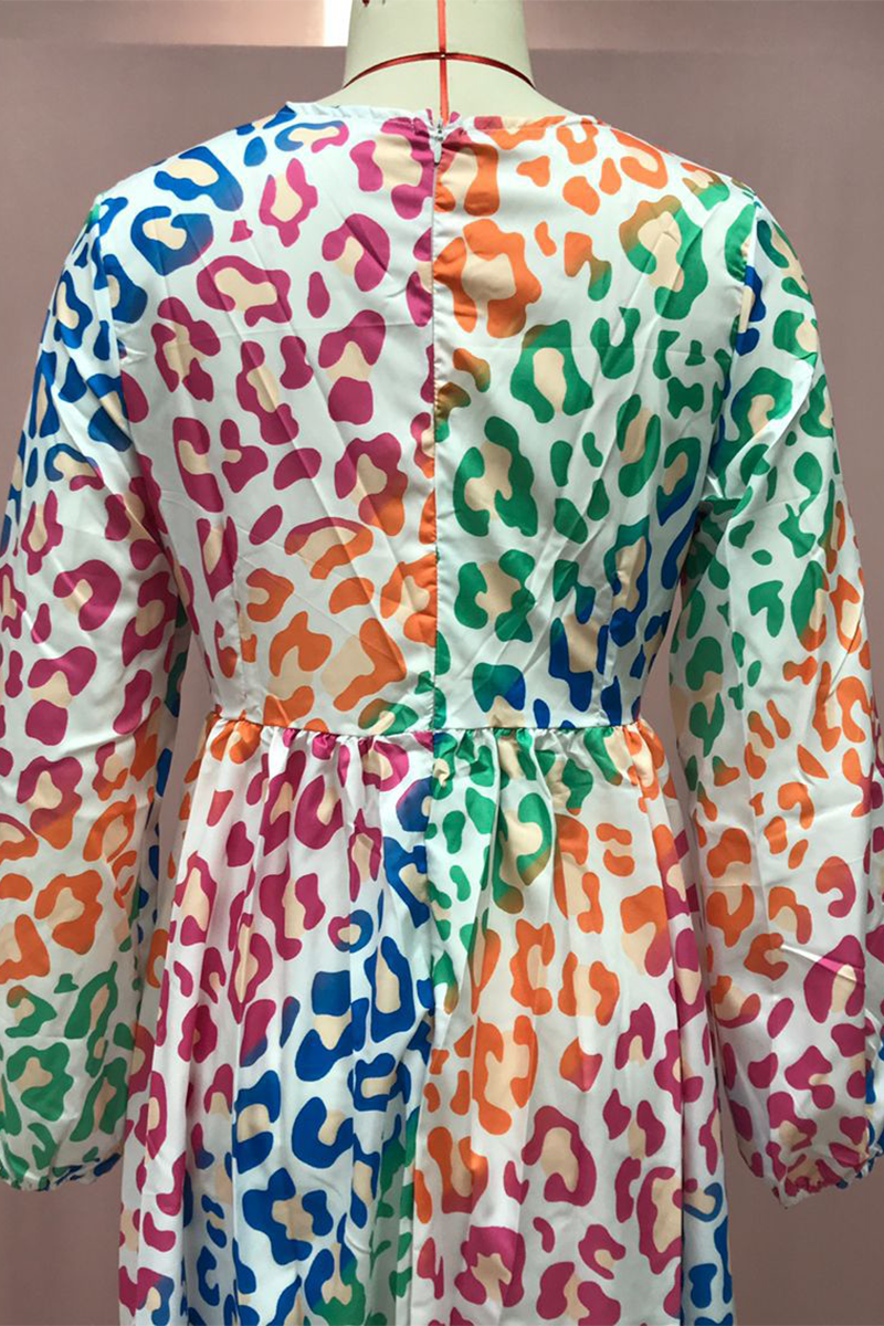 Elegante vestido largo con escote en V en contraste y abertura con estampado de leopardo degradado