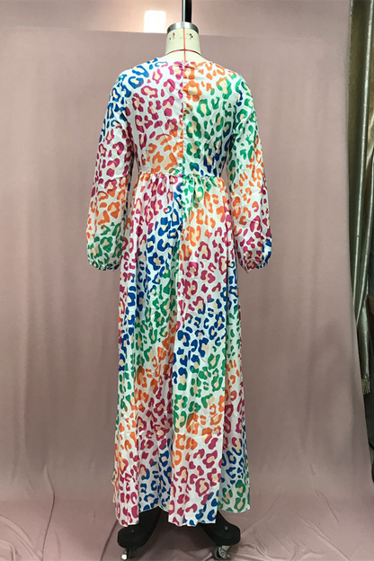 Elegante vestido largo con escote en V en contraste y abertura con estampado de leopardo degradado