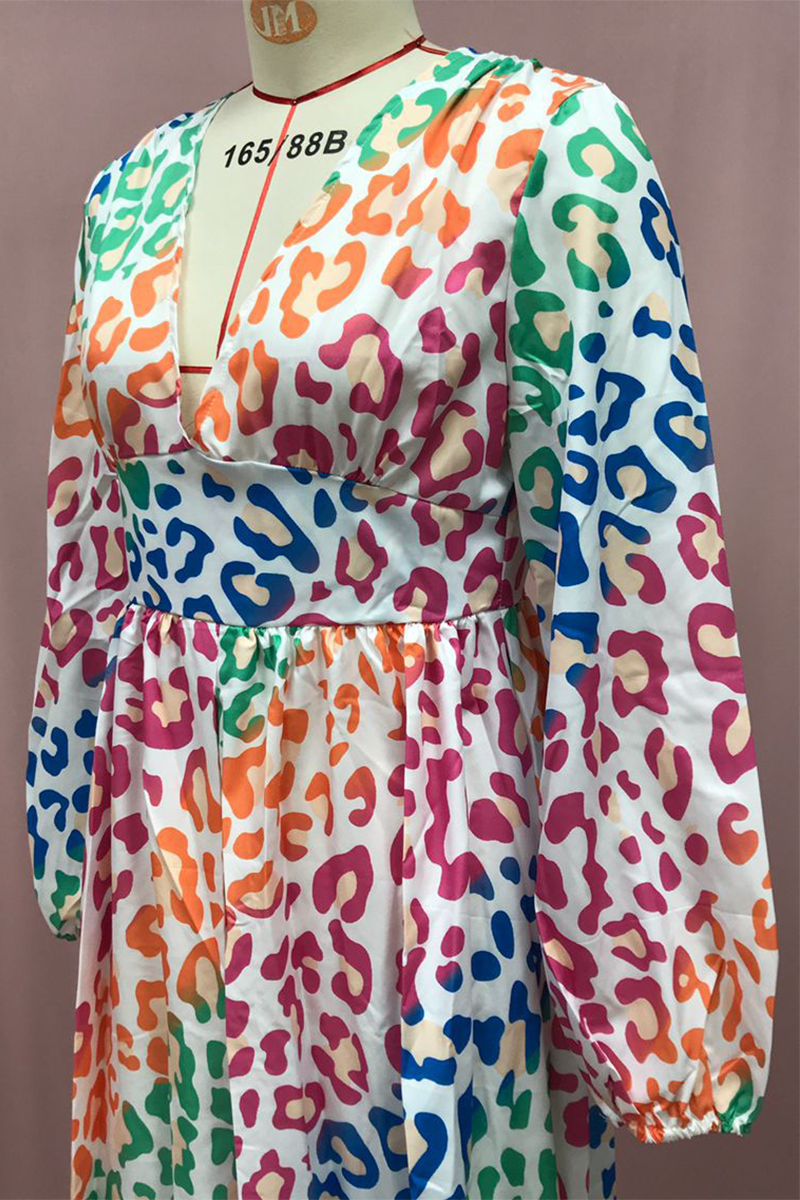 Elegante vestido largo con escote en V en contraste y abertura con estampado de leopardo degradado