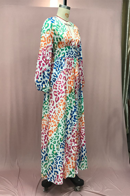 Elegante vestido largo con escote en V en contraste y abertura con estampado de leopardo degradado