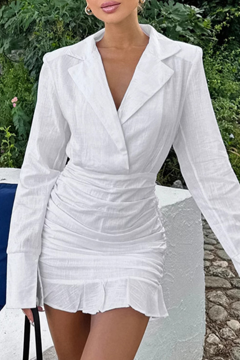 Elegante vestido con falda cruzada, cuello vuelto y volantes fruncidos
