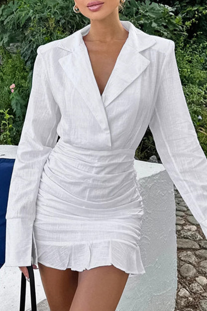 Elegante vestido con falda cruzada, cuello vuelto y volantes fruncidos