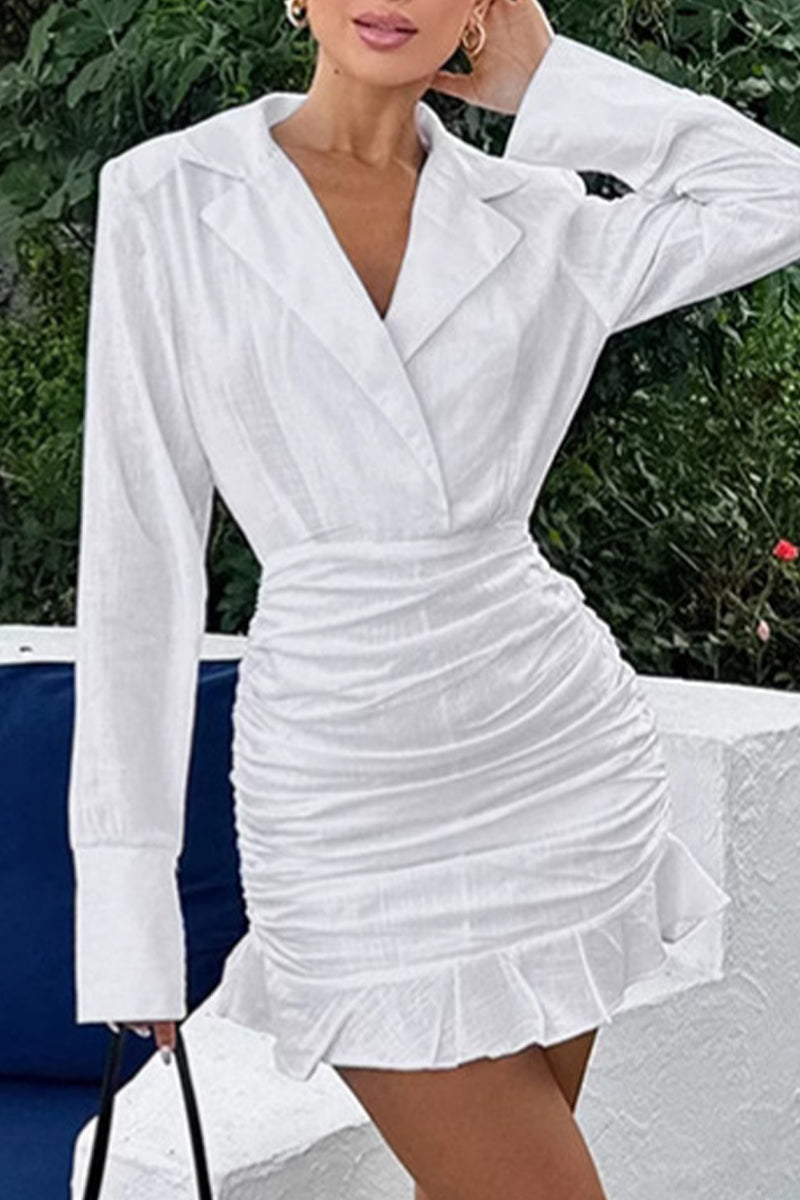 Elegante vestido con falda cruzada, cuello vuelto y volantes fruncidos