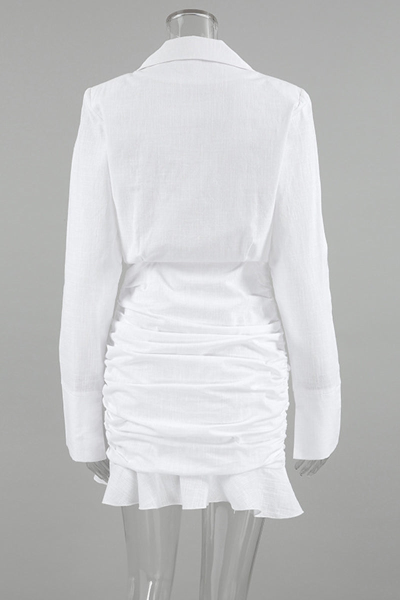Elegante vestido con falda cruzada, cuello vuelto y volantes fruncidos