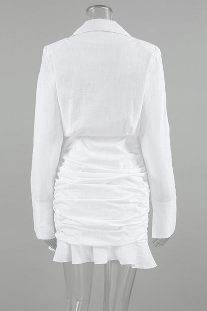 Elegante vestido con falda cruzada, cuello vuelto y volantes fruncidos