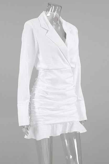 Elegante vestido con falda cruzada, cuello vuelto y volantes fruncidos