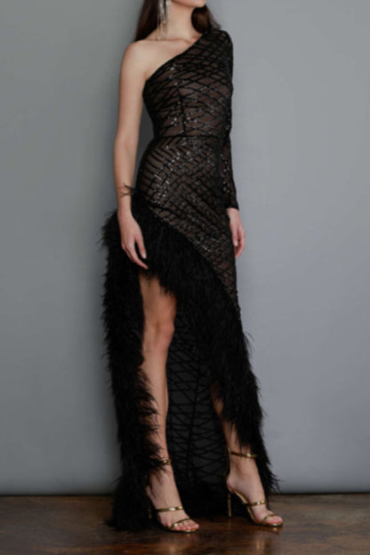 Vestidos de noche sexys de fiesta con hombros caídos, malla irregular y dobladillo de plumas