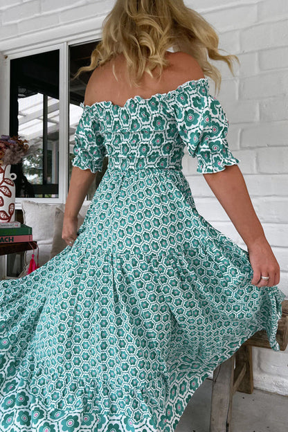 Vestido informal de manga corta con hombros descubiertos, estampado geométrico en contraste
