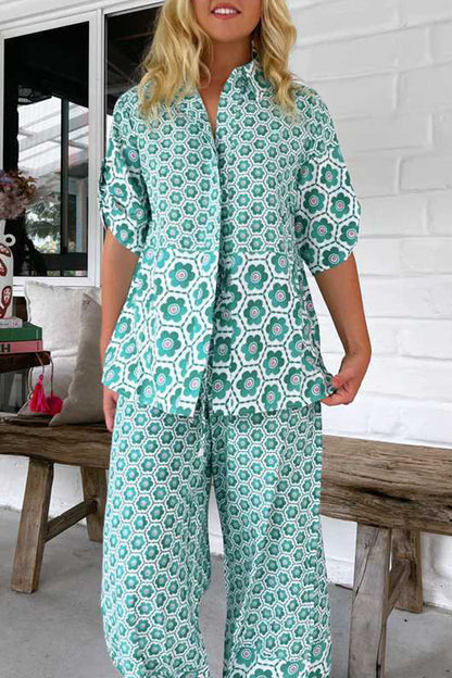 Conjunto informal de dos piezas con cuello vuelto, manga corta y estampado geométrico en contraste para vacaciones