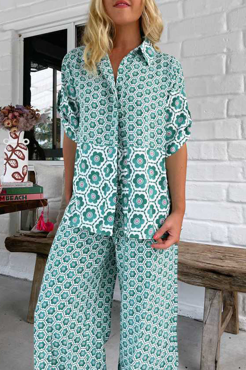 Conjunto informal de dos piezas con cuello vuelto, manga corta y estampado geométrico en contraste para vacaciones