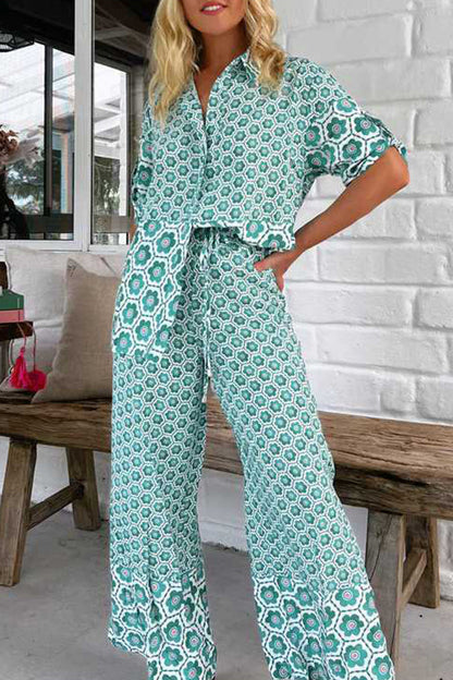 Conjunto informal de dos piezas con cuello vuelto, manga corta y estampado geométrico en contraste para vacaciones