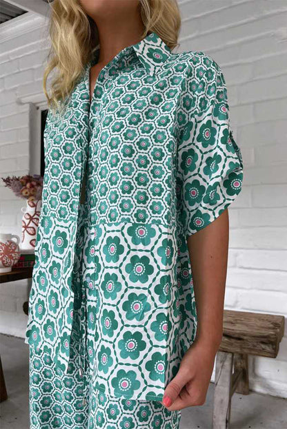 Conjunto informal de dos piezas con cuello vuelto, manga corta y estampado geométrico en contraste para vacaciones