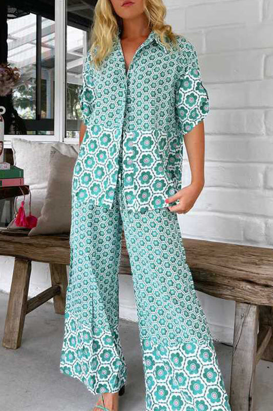 Conjunto informal de dos piezas con cuello vuelto, manga corta y estampado geométrico en contraste para vacaciones