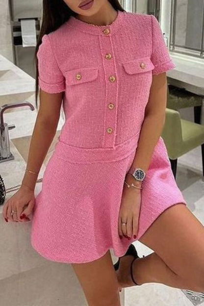 Vestido elegante de manga corta con cuello redondo y botones de patchwork