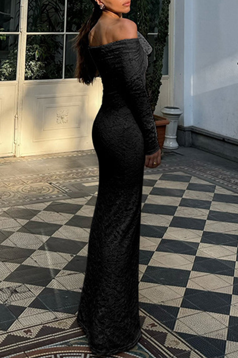 Elegante vestido de encaje con hombros descubiertos