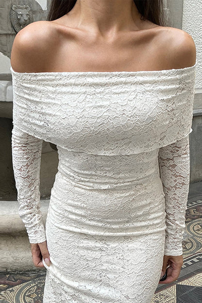 Elegante vestido de encaje con hombros descubiertos