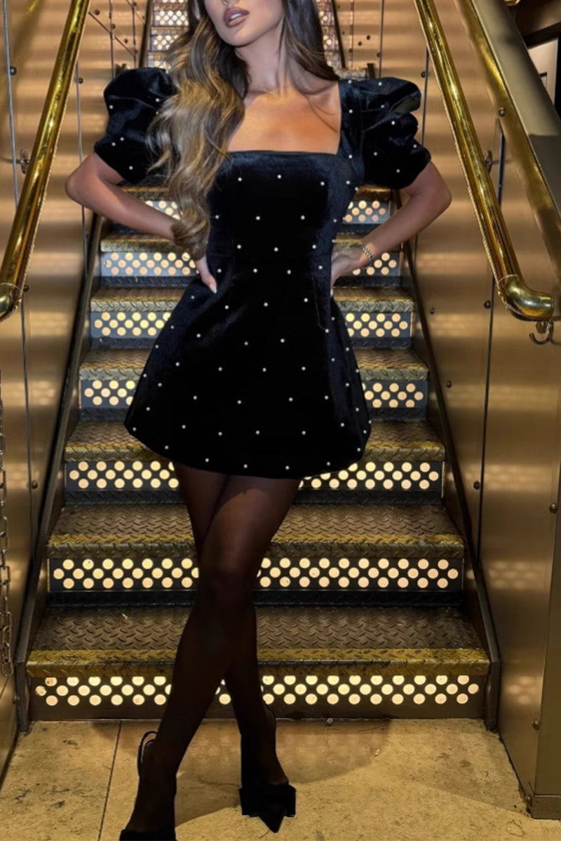 Elegante vestido princesa de manga corta con escote cuadrado y decoración de perlas