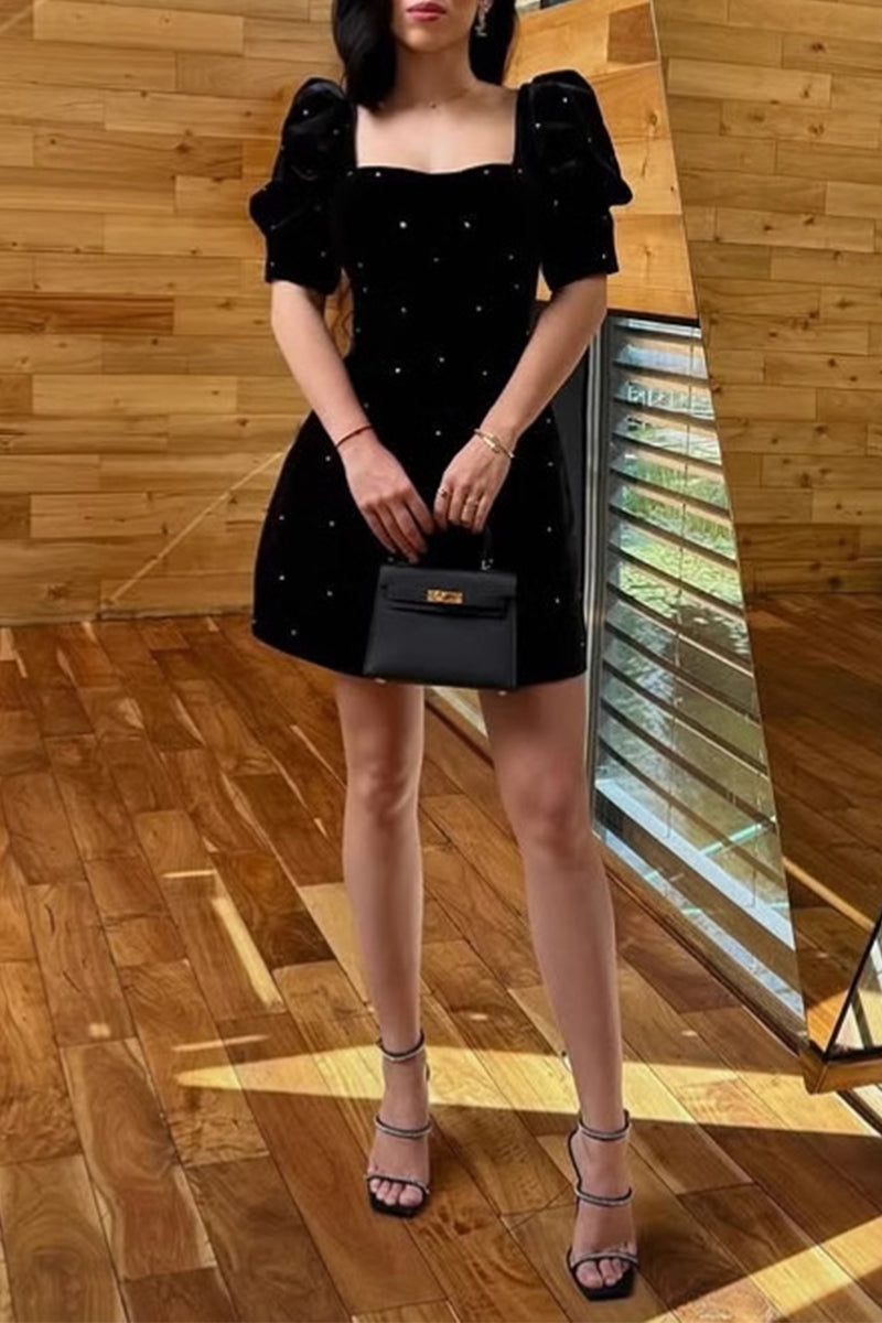 Elegante vestido princesa de manga corta con escote cuadrado y decoración de perlas