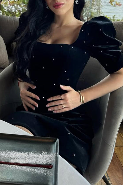 Elegante vestido princesa de manga corta con escote cuadrado y decoración de perlas