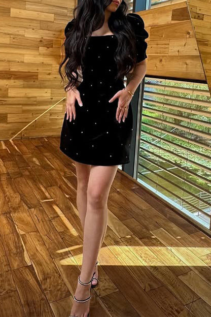 Elegante vestido princesa de manga corta con escote cuadrado y decoración de perlas