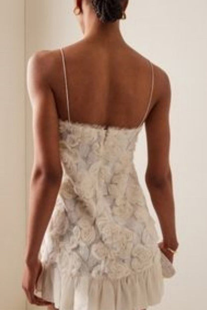 Elegantes vestidos de tirantes con escote en U y forma de flor