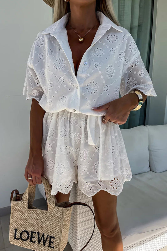 Mono holgado informal con cuello vuelto, bordado y calado