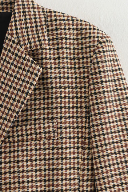 Prendas de abrigo informales con cuello vuelto, botones y patchwork en contraste a cuadros