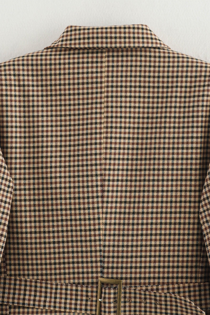 Prendas de abrigo informales con cuello vuelto, botones y patchwork en contraste a cuadros