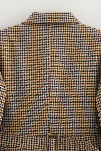 Prendas de abrigo informales con cuello vuelto, botones y patchwork en contraste a cuadros