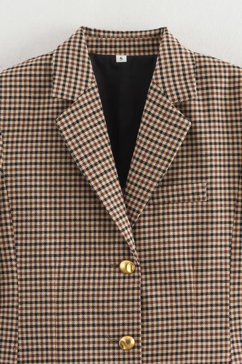 Prendas de abrigo informales con cuello vuelto, botones y patchwork en contraste a cuadros