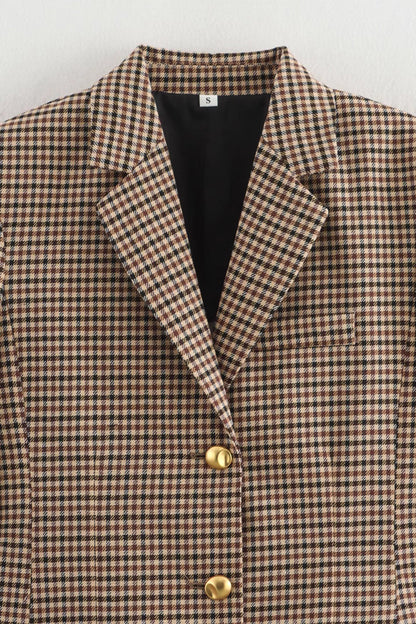 Prendas de abrigo informales con cuello vuelto, botones y patchwork en contraste a cuadros