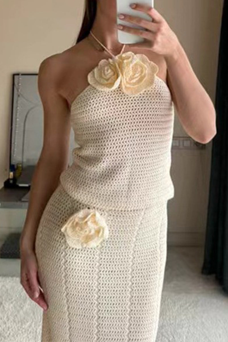 Conjunto de dos piezas con cuello halter, sin mangas y estampado de flores y ganchos.