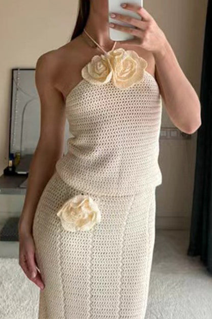 Conjunto de dos piezas con cuello halter, sin mangas y estampado de flores y ganchos.