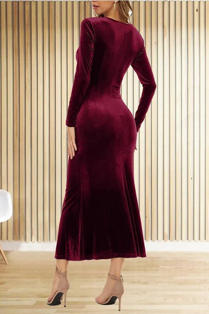 Vestido largo de cola de pez entallado con cuello en V y manga larga de terciopelo liso